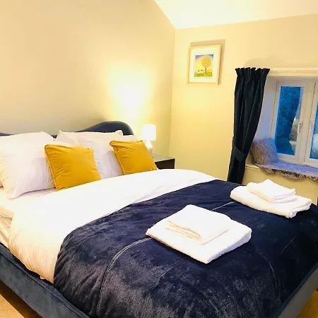 Peep-o-day-the Stylish Dale View Feetham